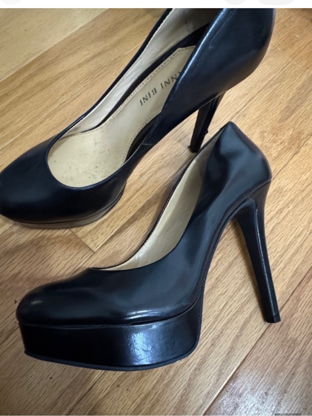 Gianni Bini Black Rounded-Toe Leather platform pumps